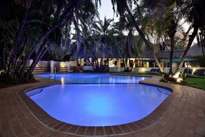 2 outdoor pools, pool umbrellas, sun loungers - Kwa Maritane Bush Lodge (Pilanesberg National Park)
