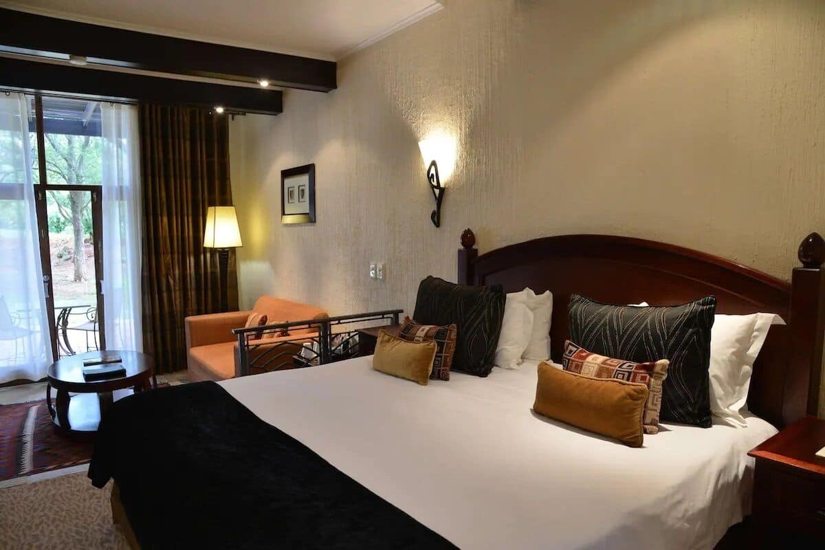 Hypo-allergenic bedding, minibar, in-room safe, desk