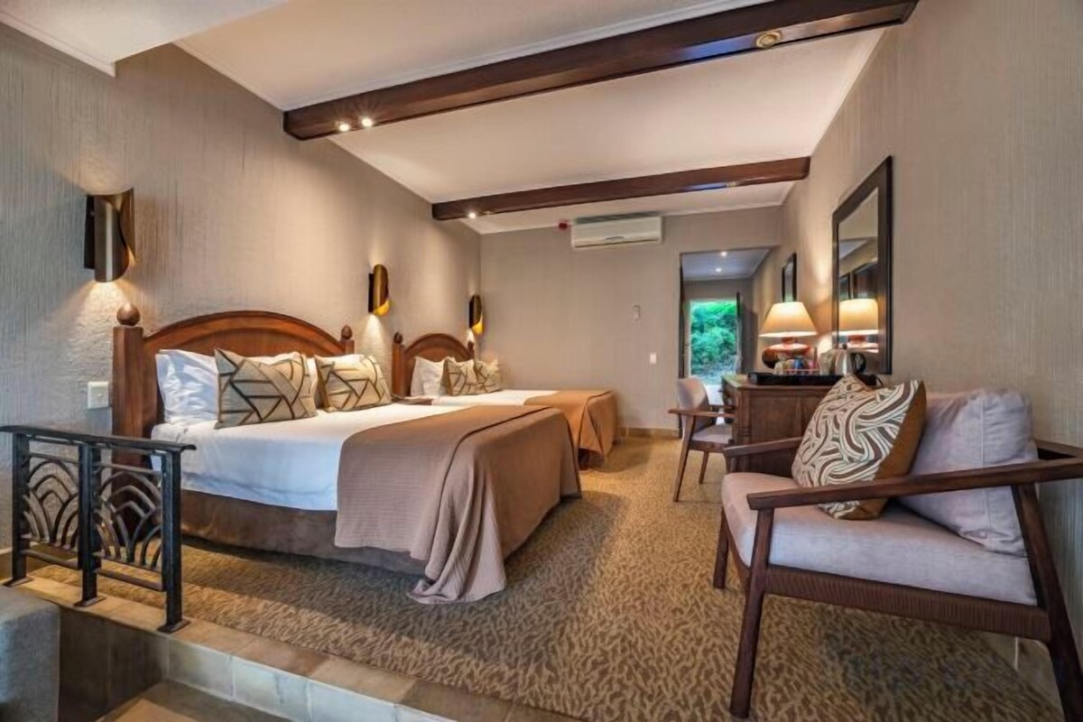 Ropa de cama hipoalergénica, minibar, caja fuerte y escritorio