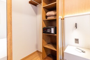 Standard Double Room, 1 Queen Bed | Safe