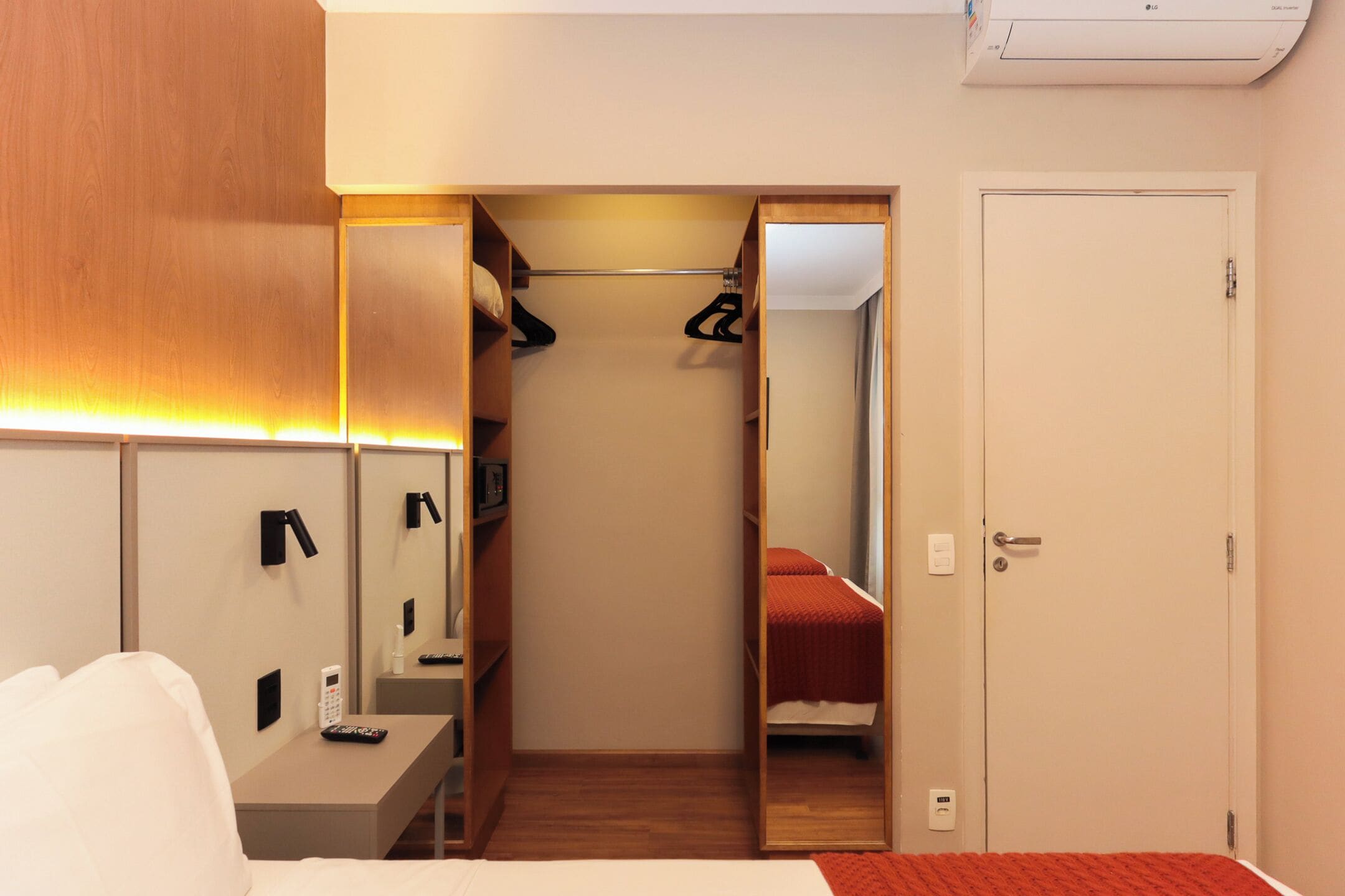 standard room, 2 single beds | minibar, in-room safe, desk, blackout curtains