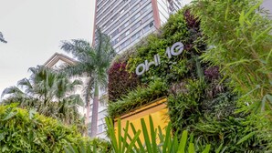 A building with a vertical garden and the word "ohne" visible on the facade. - H4 Hotel Opera Jardins (São Paulo)