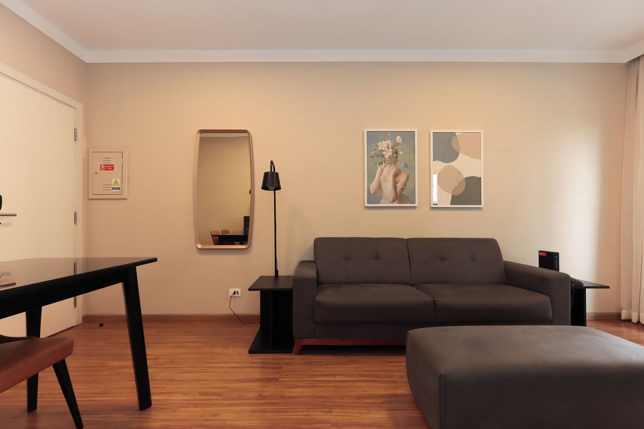 Standard Twin Room, 2 Twin Beds | Living room | 32-inch flat-screen TV with cable channels, TV
