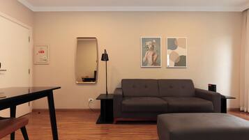 Standard Twin Room, 2 Twin Beds | Living room | 32-inch flat-screen TV with cable channels, TV