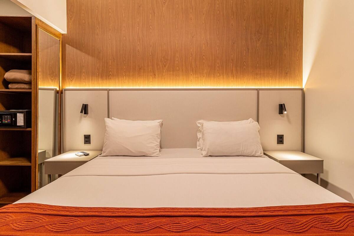 Minibar, caja de seguridad en la habitación y escritorio 