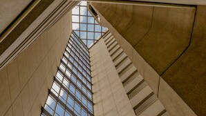 A tall building with a glass facade and a staircase leading upwards. - H4 Hotel Opera Jardins (São Paulo)