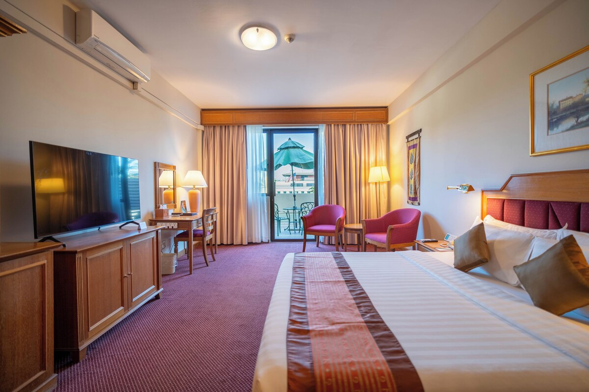 Executive Suite | Minibar, in-room safe, desk, blackout drapes