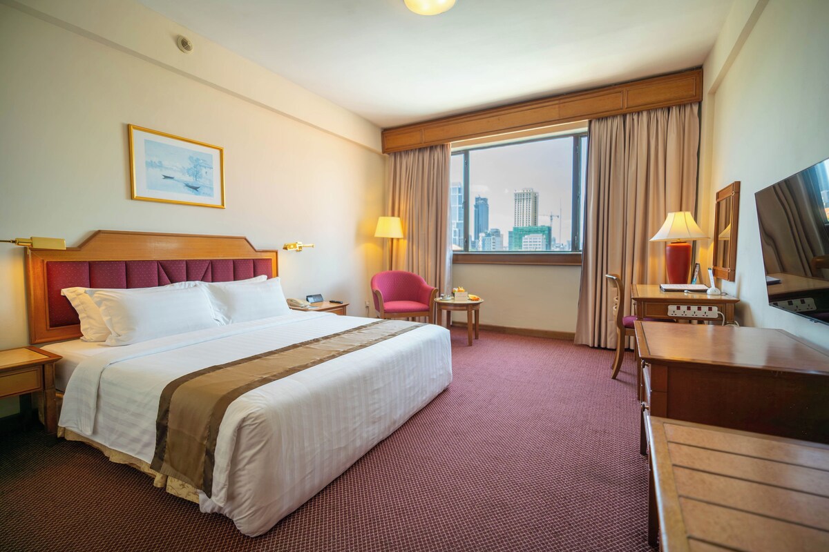 Deluxe Room | Minibar, in-room safe, desk, blackout drapes