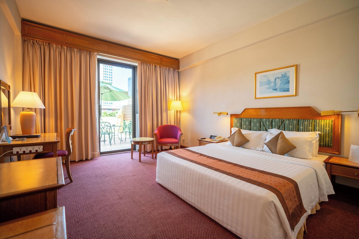 Deluxe Room, Balcony | Minibar, in-room safe, desk, blackout drapes