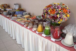 Frokost, lunsj og middag serveres, internasjonale retter 