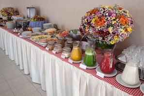 Petit-déjeuner, déjeuner et dîner servis sur place