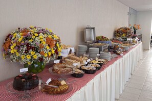Se sirven desayunos, almuerzos, cenas y cocina internacional 