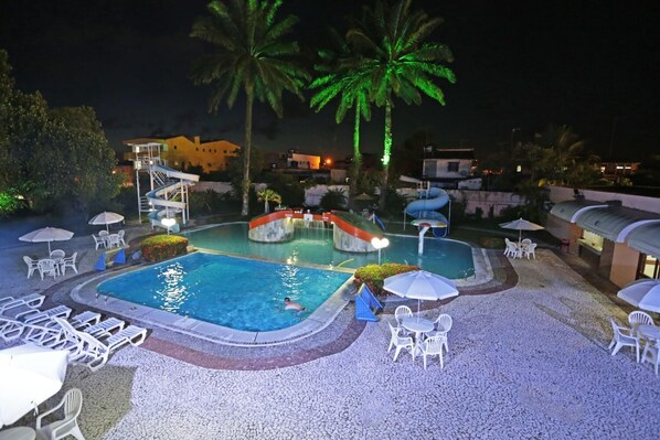 2 outdoor pools
