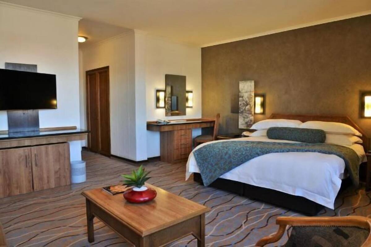 Hypo-allergenic bedding, in-room safe, desk, laptop workspace