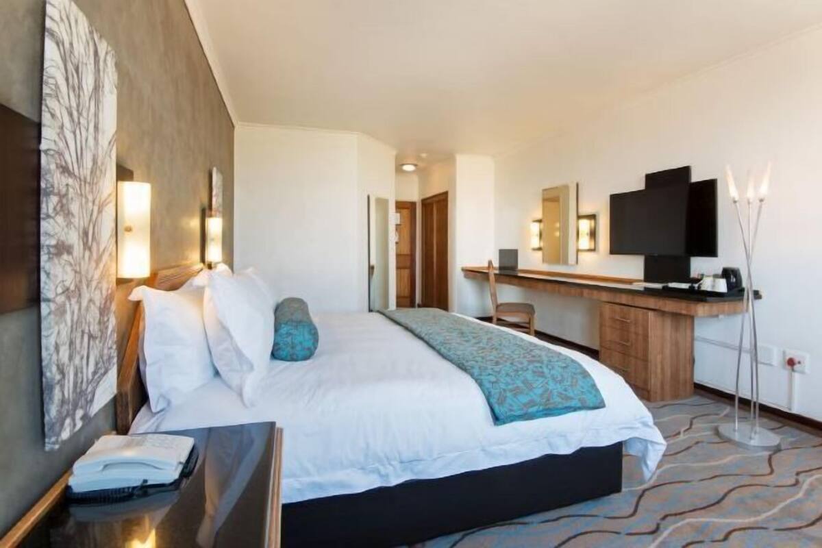 Hypo-allergenic bedding, in-room safe, desk, laptop workspace