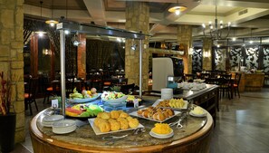 Serveert ontbijt, lunch, diner, uitzicht op het zwembad