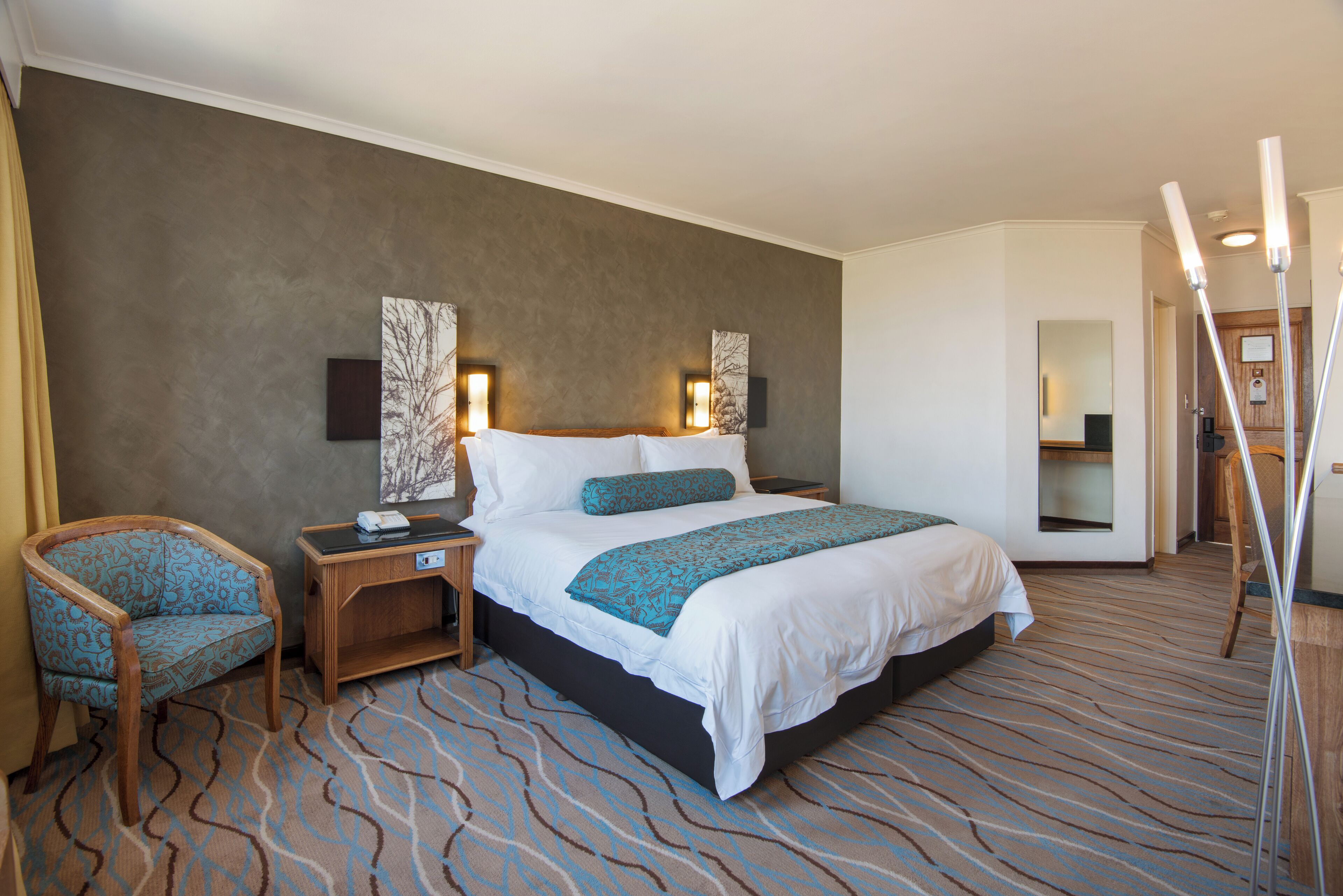 Kamar Eksekutif | Seprai antialergi, brankas, meja kerja, dan ruang kerja ramah laptop