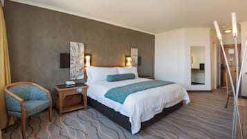 Kamar Eksekutif | Seprai antialergi, brankas, meja kerja, dan ruang kerja ramah laptop