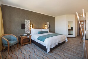 Hypo-allergenic bedding, in-room safe, desk, laptop workspace - The Centurion Hotel (Centurion)