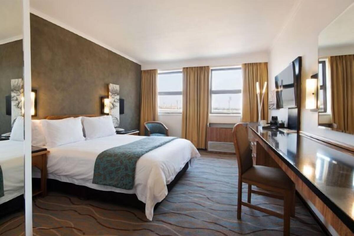 Hypo-allergenic bedding, in-room safe, desk, laptop workspace