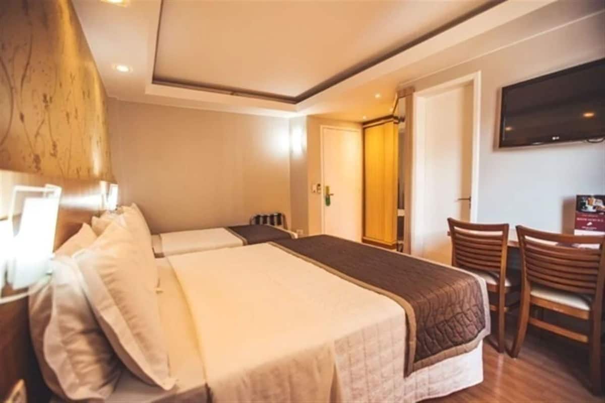 CASAL + 1 STANDARD | Minibaari, tallelokero huoneessa, työpöytä, pimennysverhot