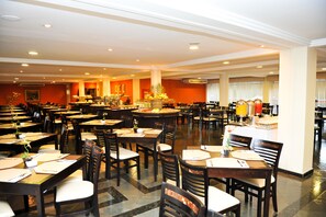 Breakfast, lunch and dinner served - Hotel Rafain Centro (Foz do Iguaçu)