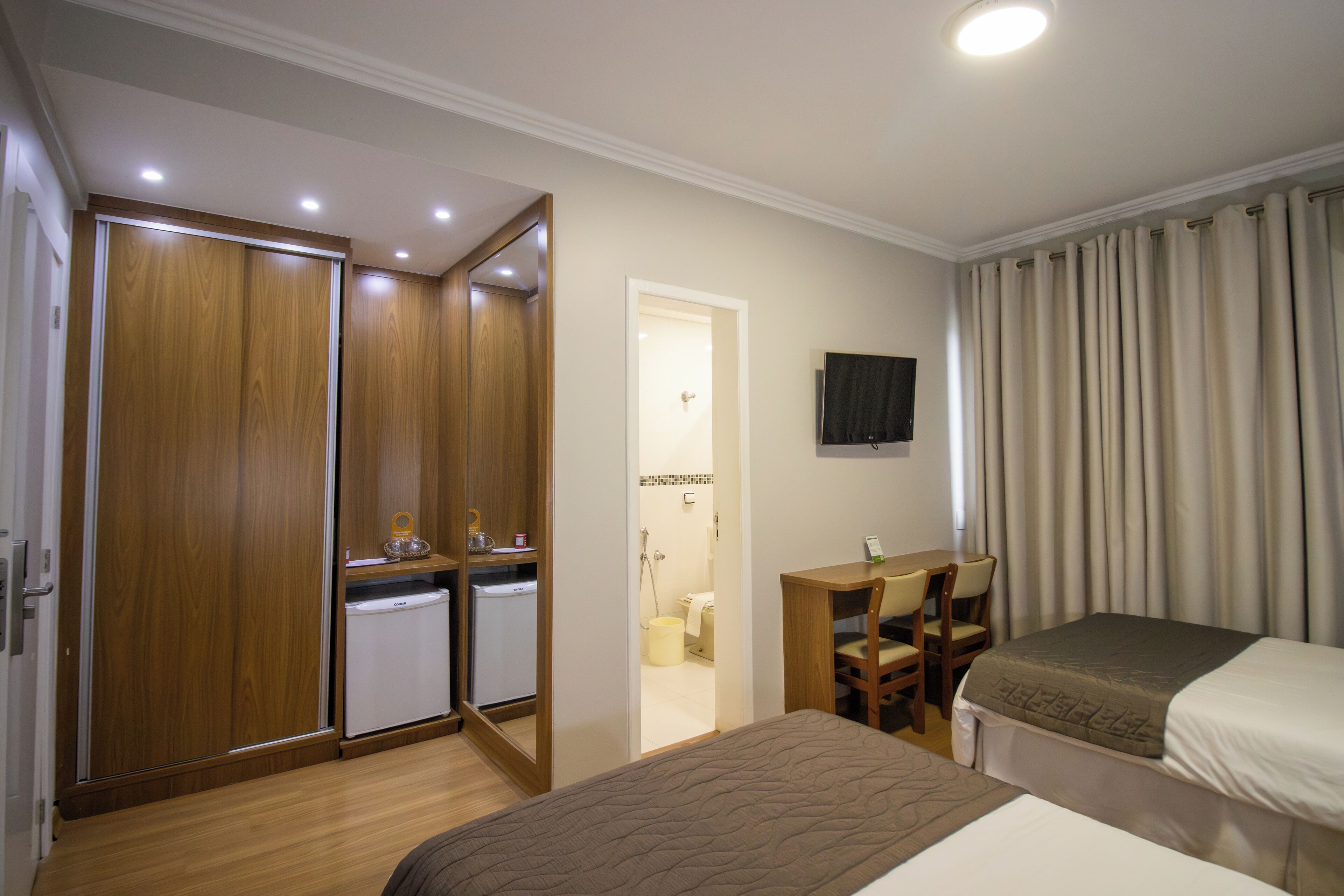 標準雙床房 | 迷你吧、客房內保險箱、書桌、遮光布/窗簾