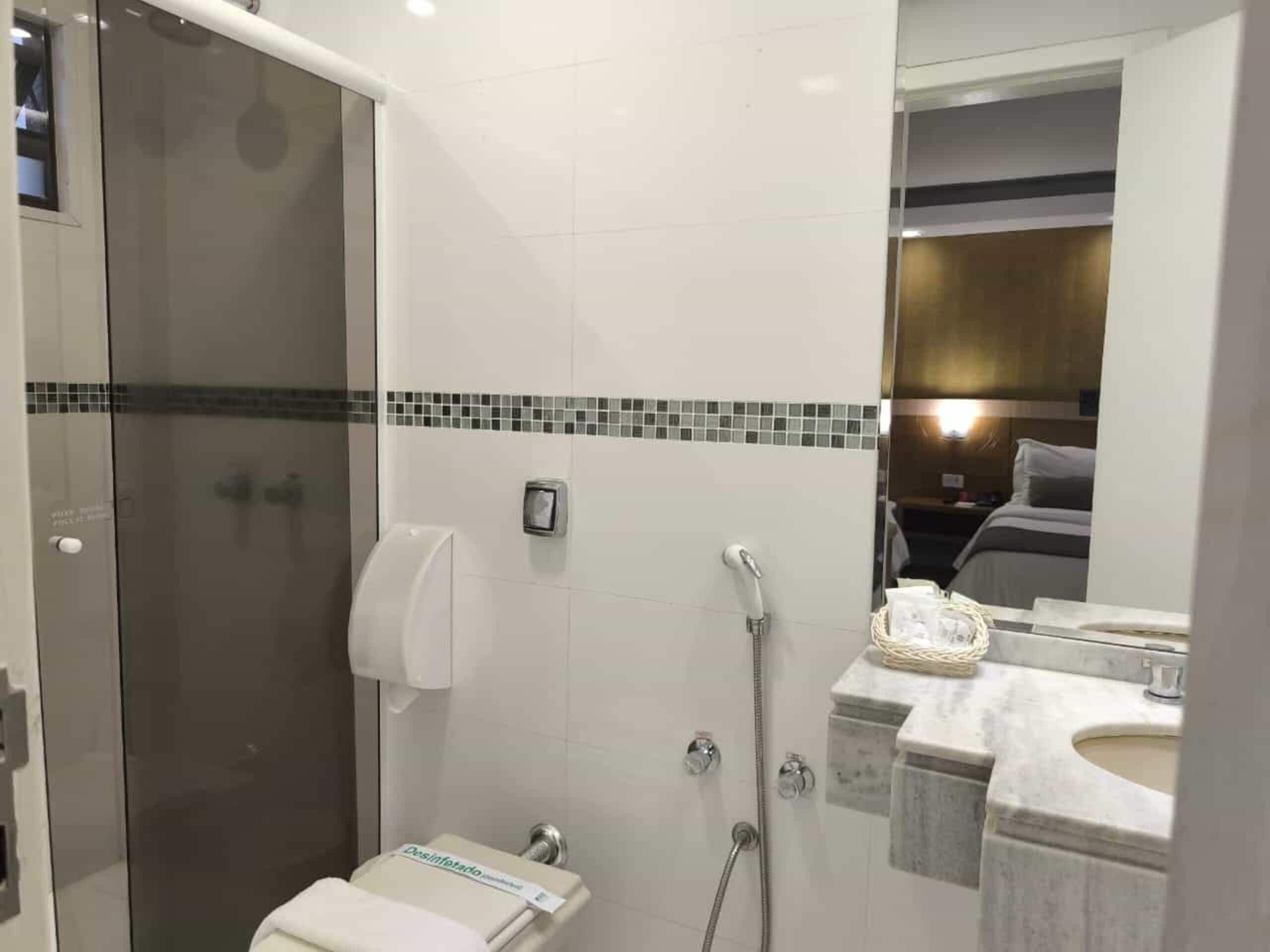 casal + 1 standard | bathroom | shower, rainfall showerhead, free toiletries, hair dryer
