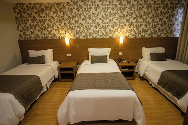 Triplo Twin Luxo | Minibar, brankas, meja kerja, dan tirai kedap cahaya