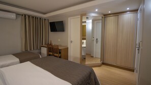 Minibar, in-room safe, desk, blackout curtains - Hotel Rafain Centro (Foz do Iguaçu)