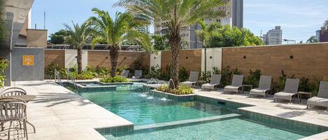 Außenpool, geöffnet von 10:00 Uhr bis 22:00 Uhr, Sonnenschirme