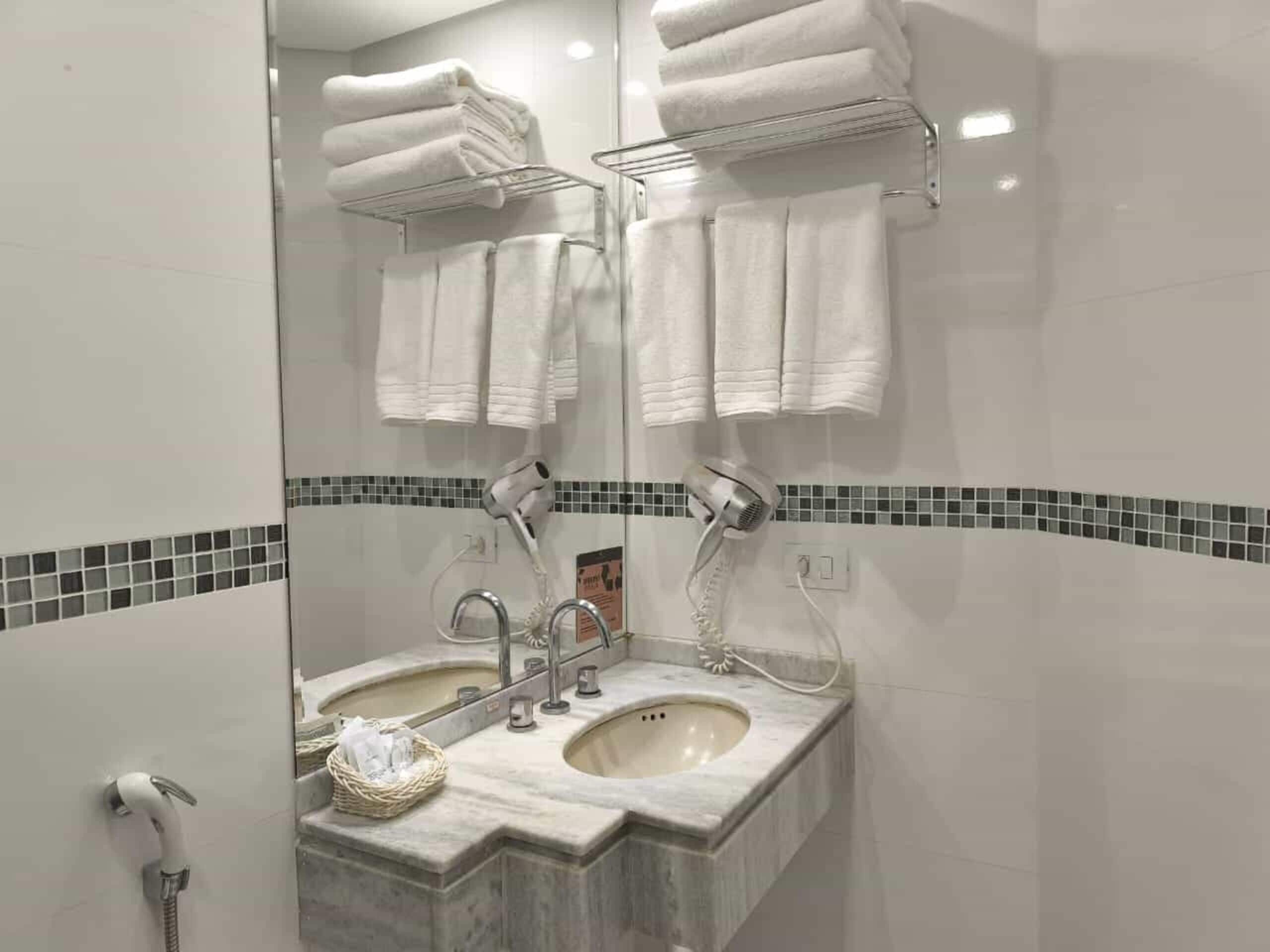 casal + 1 standard | bathroom | shower, rainfall showerhead, free toiletries, hair dryer