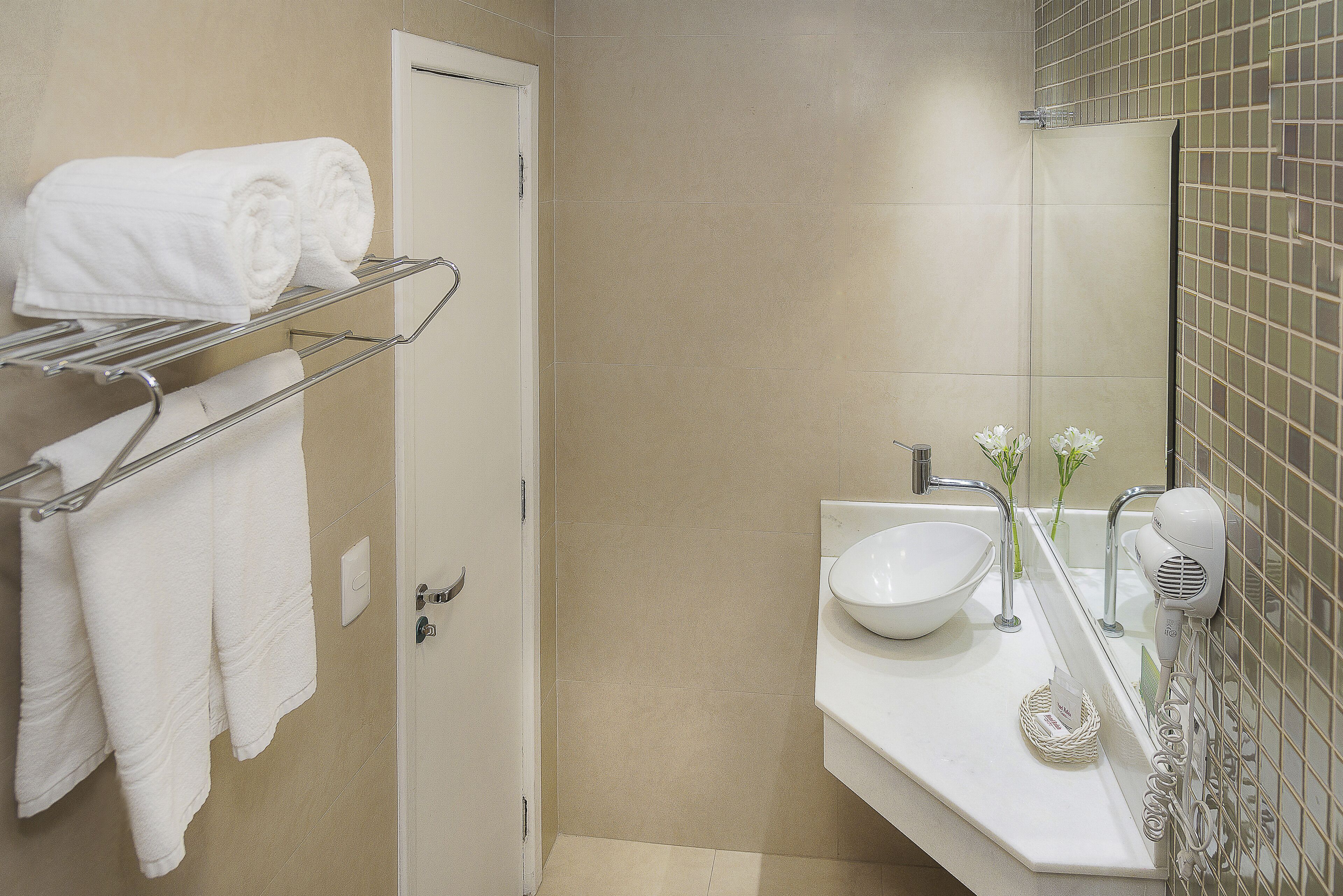 shower, rainfall showerhead, free toiletries, hair dryer