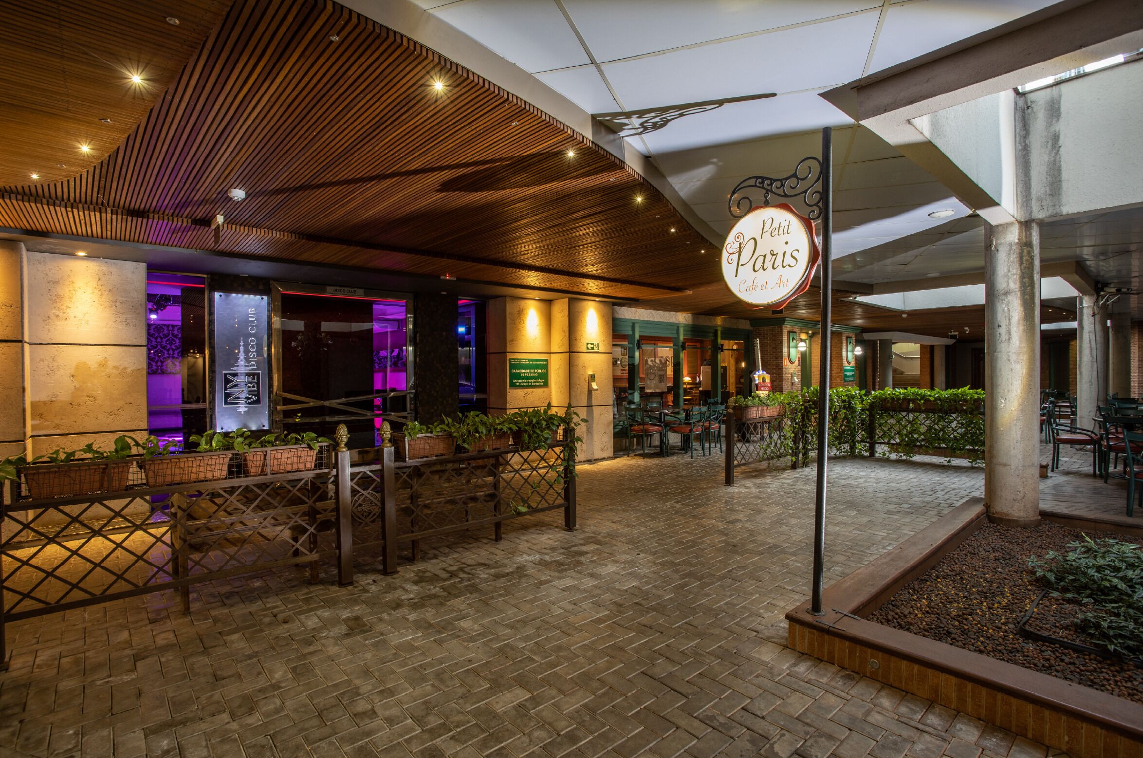 3 bars/lounges, swim-up bar, poolside bar