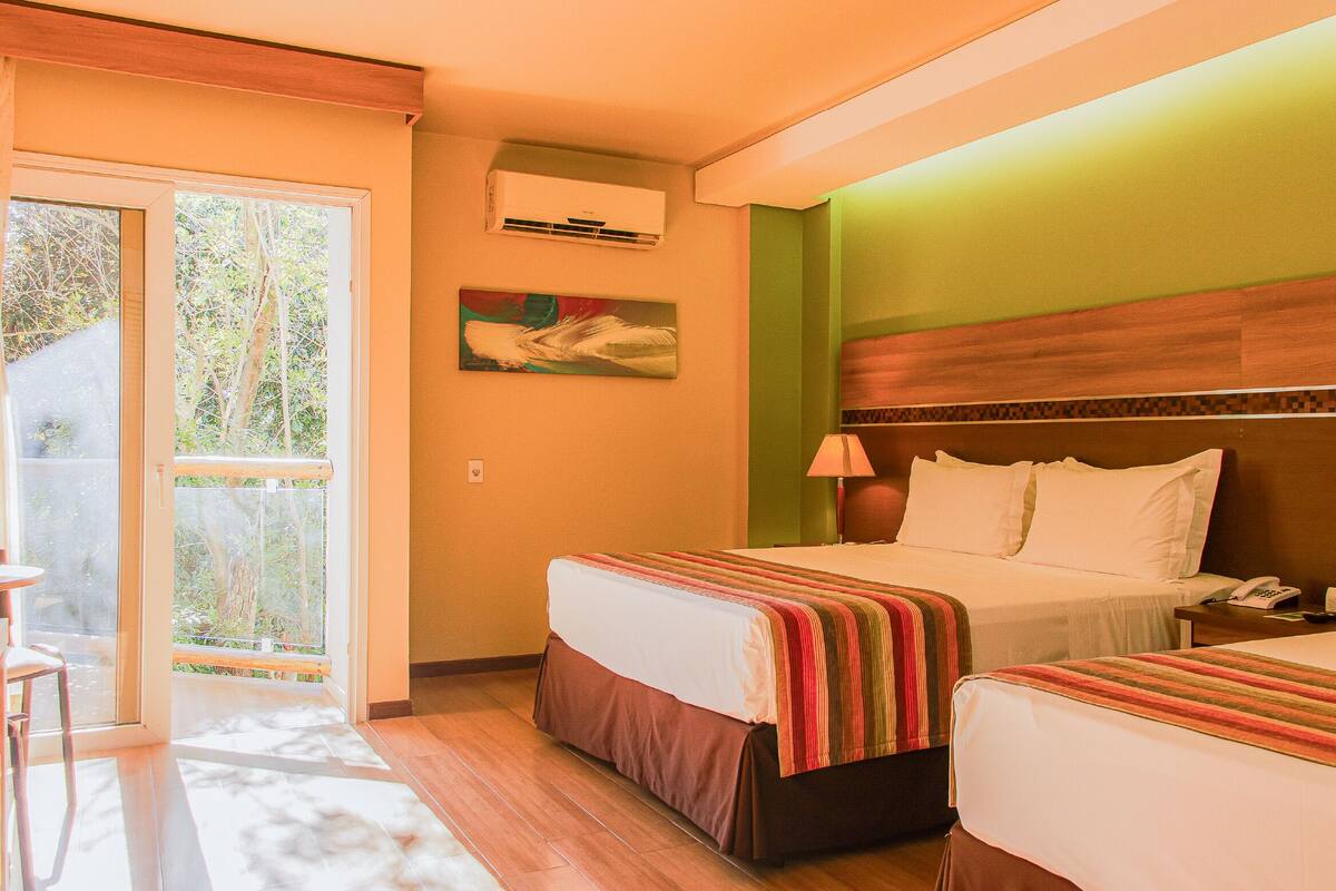 Rom (Suite Master - Vista Bosque) | Senger med overmadrass, minibar, safe på rommet og skrivebord