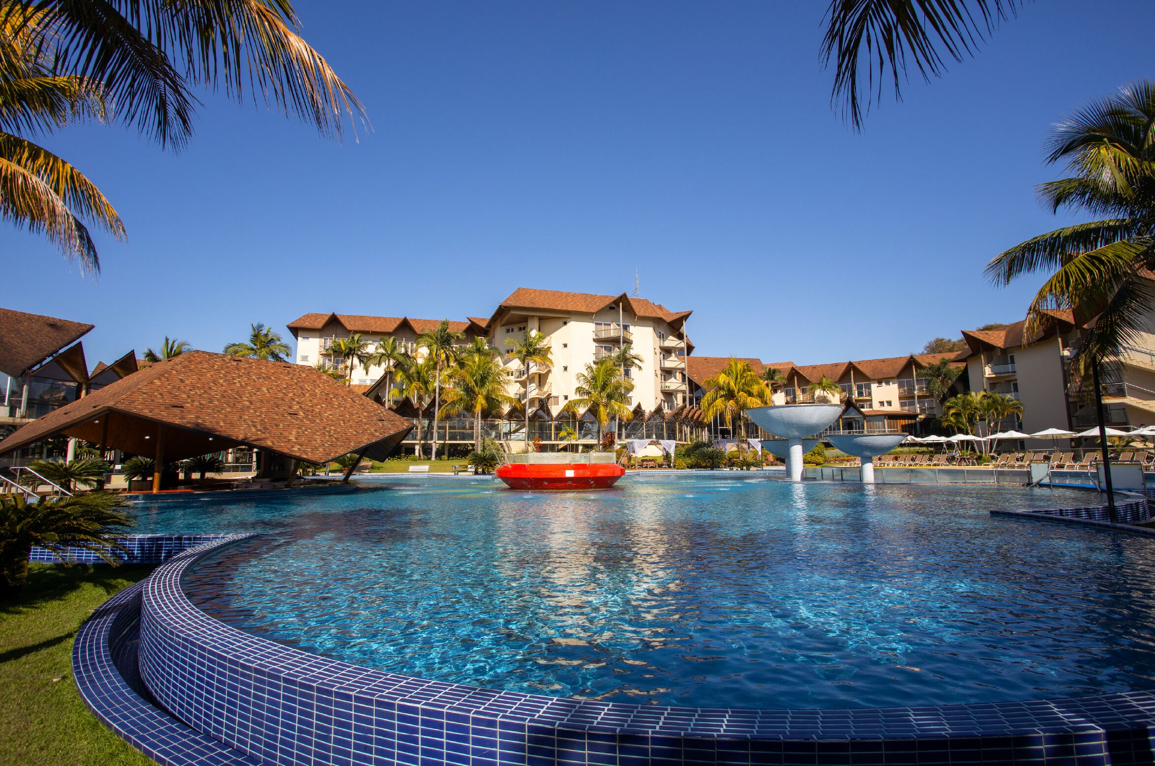 Piscina interna, piscina externa, guarda-sóis, espreguiçadeiras