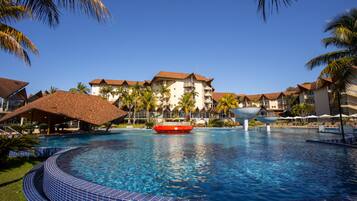 Piscina interna, piscina externa, guarda-sóis, espreguiçadeiras