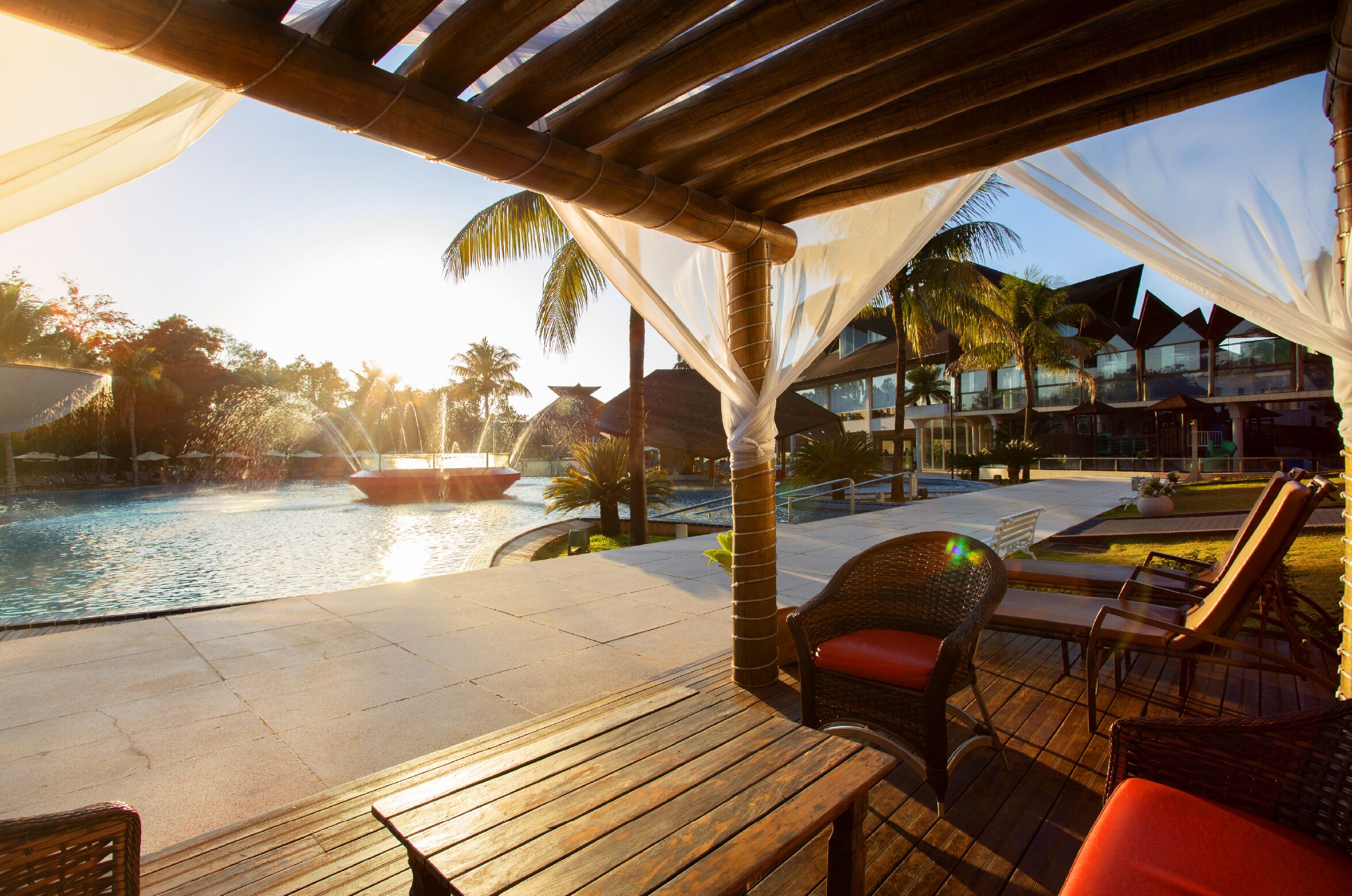 Piscine couverte, piscine extérieure, parasols de plage, chaises longues