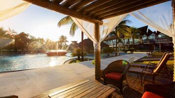Piscine couverte, piscine extérieure, parasols de plage, chaises longues
