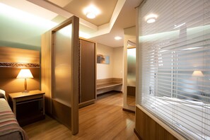 1 bedroom, pillowtop beds, minibar, in-room safe