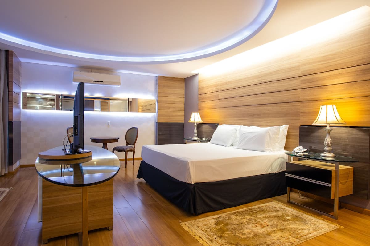 Rom – premium (Suite Premium - Vista Piscina) | Senger med overmadrass, minibar, safe på rommet og skrivebord