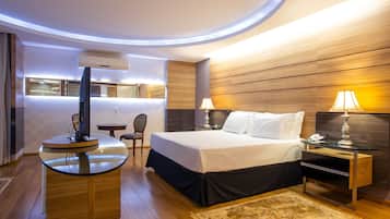 Premium Room (Suite Premium - Vista Piscina) | Pillow-top beds, minibar, in-room safe, desk