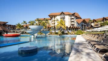 Piscine couverte, piscine extérieure, parasols de plage, chaises longues
