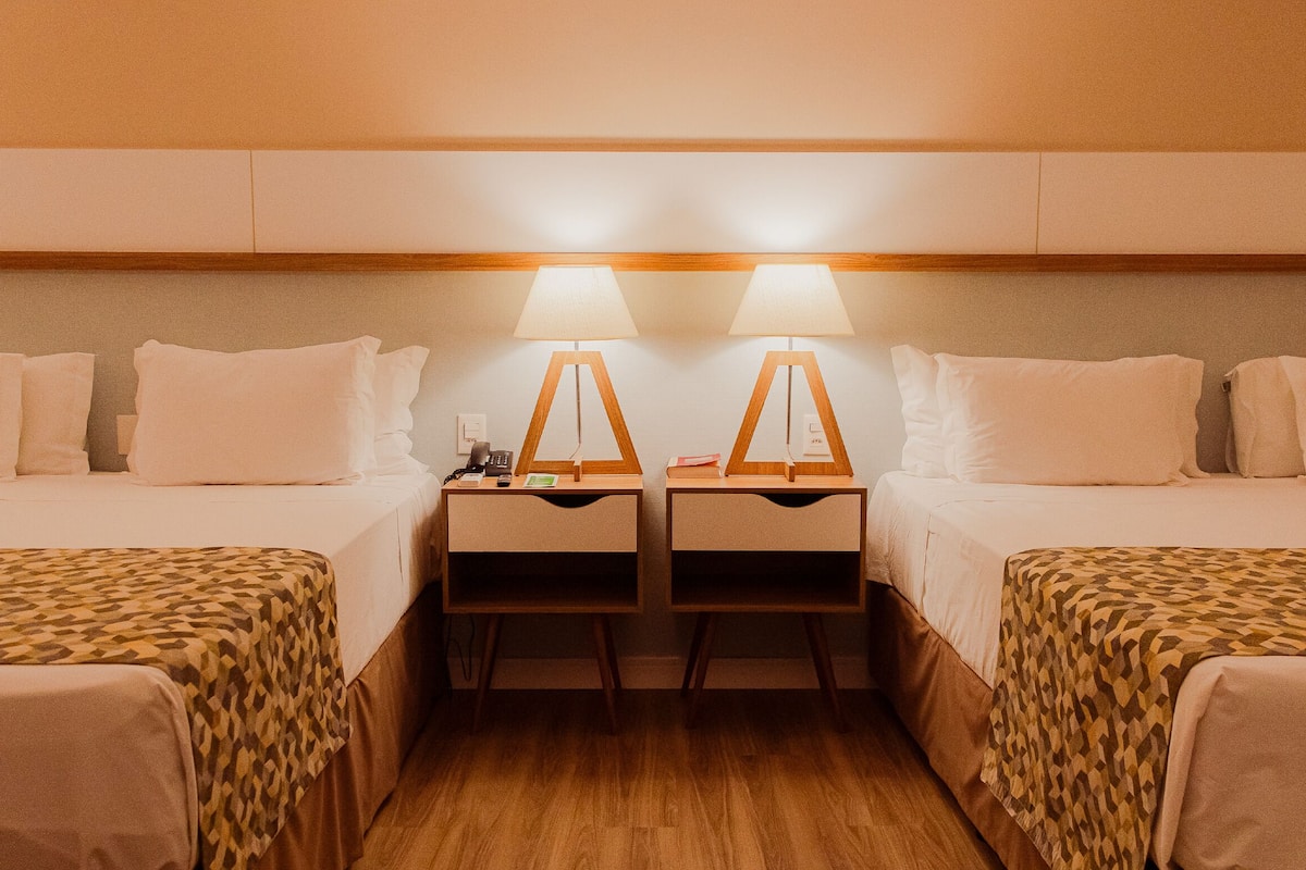 Rom (Apartamento Collection) | Senger med overmadrass, minibar, safe på rommet og skrivebord