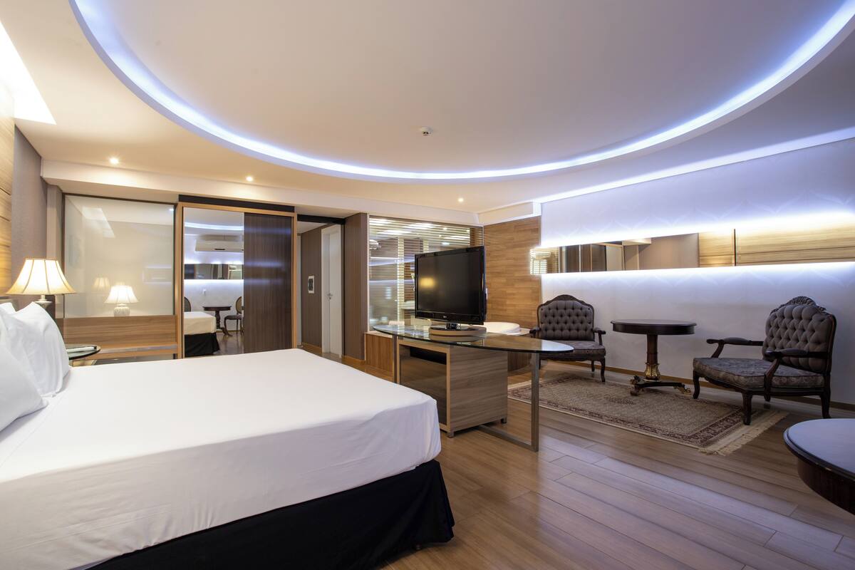 premium room (suite premium - vista piscina) | living room | 42-inch smart tv with cable channels