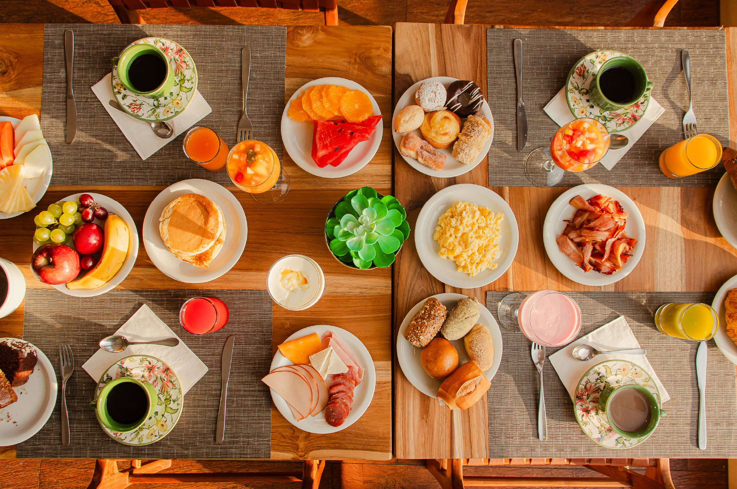 Une table de petit-déjeuner avec divers aliments et boissons.
