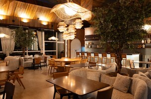 2 restaurantes, se sirve desayuno 