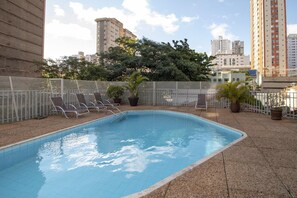 Outdoor pool, sun loungers - Royal Center Lourdes (Belo Horizonte)