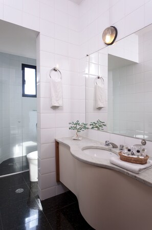 Minibar, in-room safe, desk, blackout drapes - Royal Center Lourdes (Belo Horizonte)