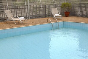 Piscine extérieure, chaises longues